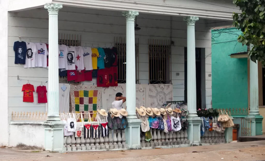 Stánek s tričky, taškami a suvenýry s podobiznou Che Guevary v ulicích Kuby