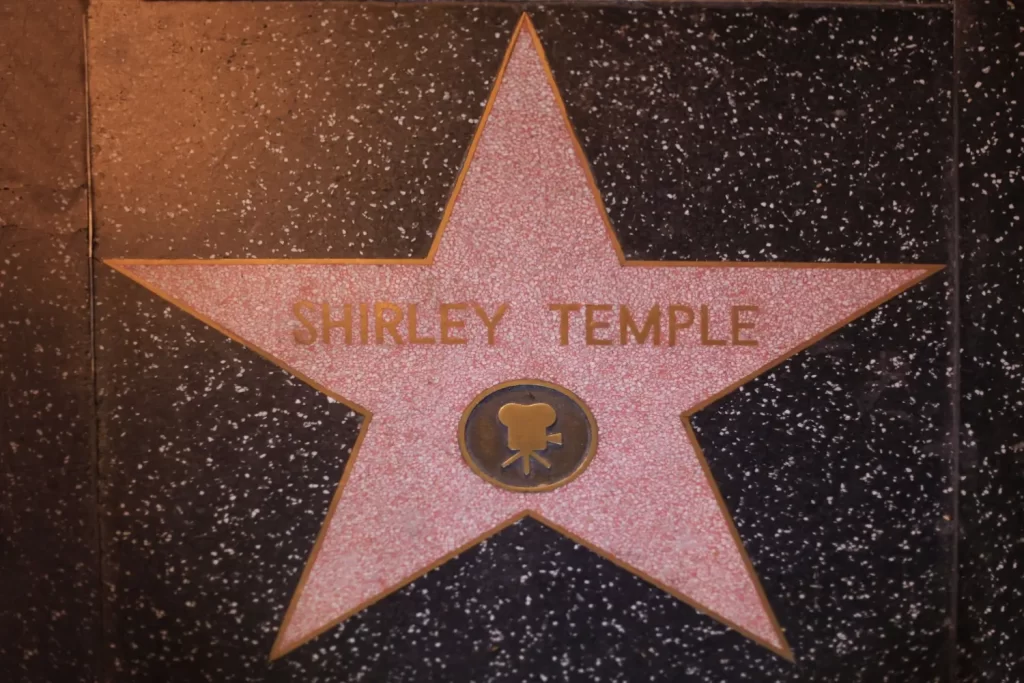 Růžová hvězda s nápisem Shirley Temple na slavném chodníku slávy v Hollywoodu