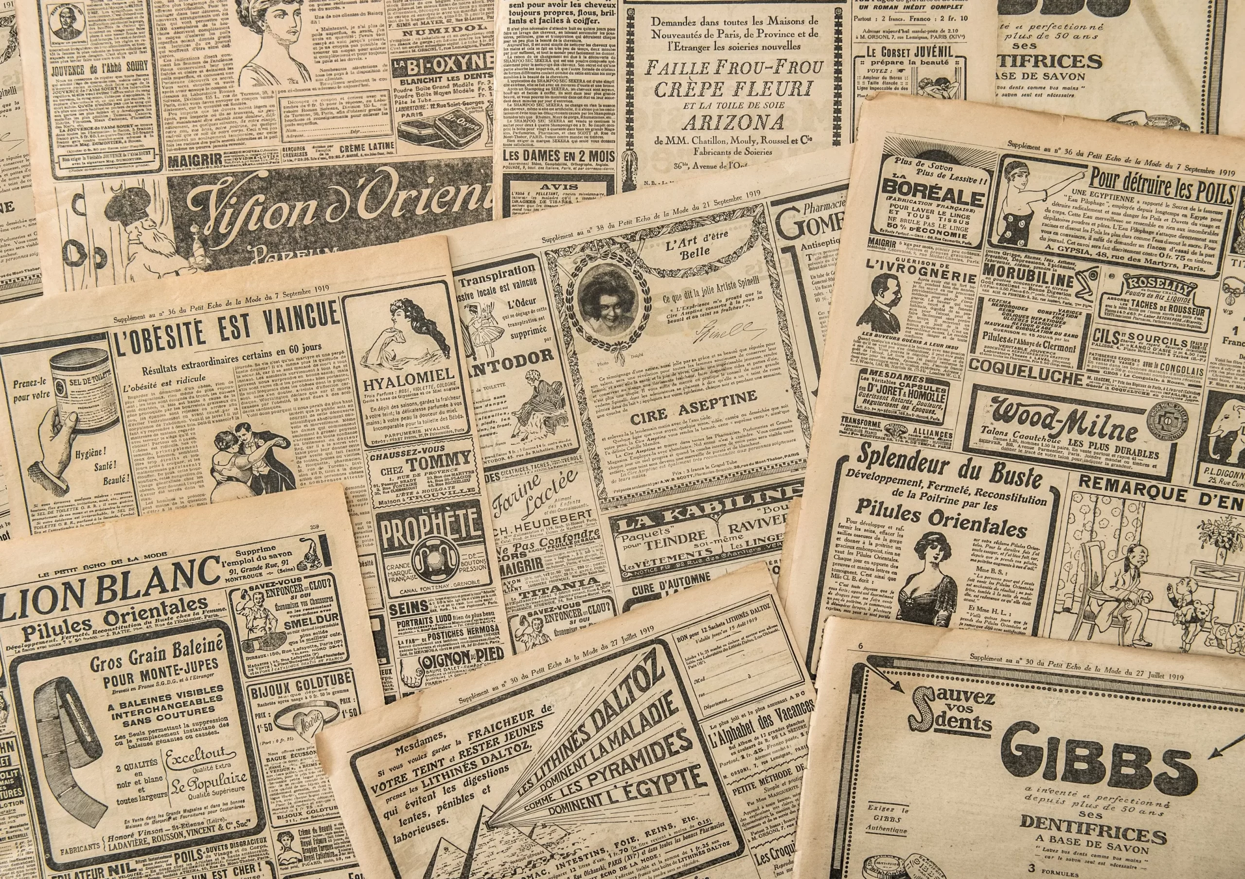 Stránky novin se starožitnou reklamou. Vintage módní časopis pro ženy