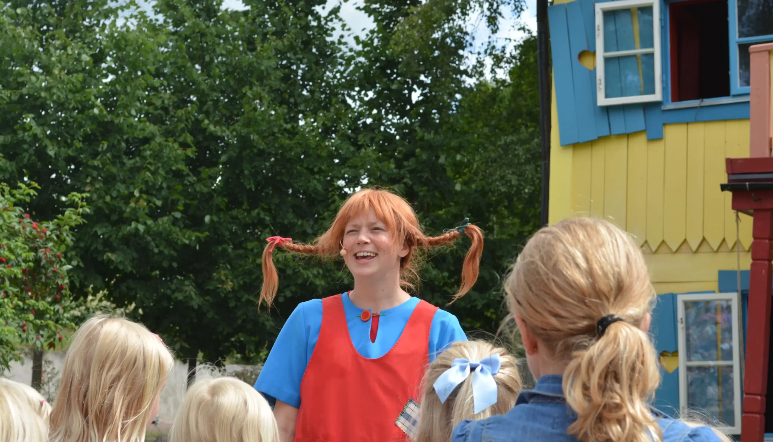 - VIPshow Děti sledují představení Pipi Dlouhá punčocha v zábavním parku Svět Astrid Lindgrenové