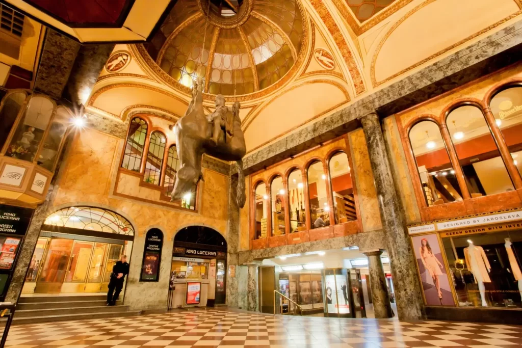 - VIPshow Historický interiér pražského paláce Lucerna
