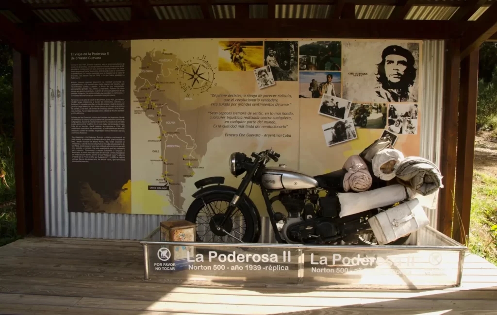 Replika motorky Norton 500 a mapa cesty Ernesta Guevary po Jižní Americe v muzeu