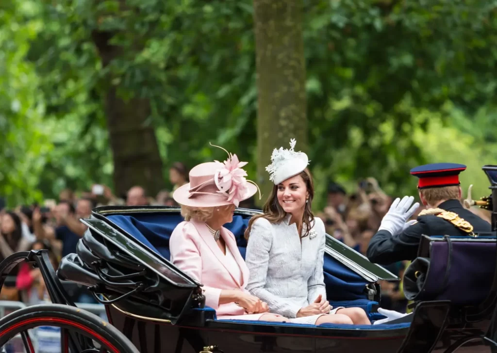 - VIPshow Kate Middleton během oficiální jízdy vedle Camilly, vévodkyně z Cornwallu