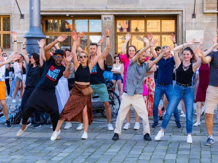 Flash mob nepřestává fascinovat.