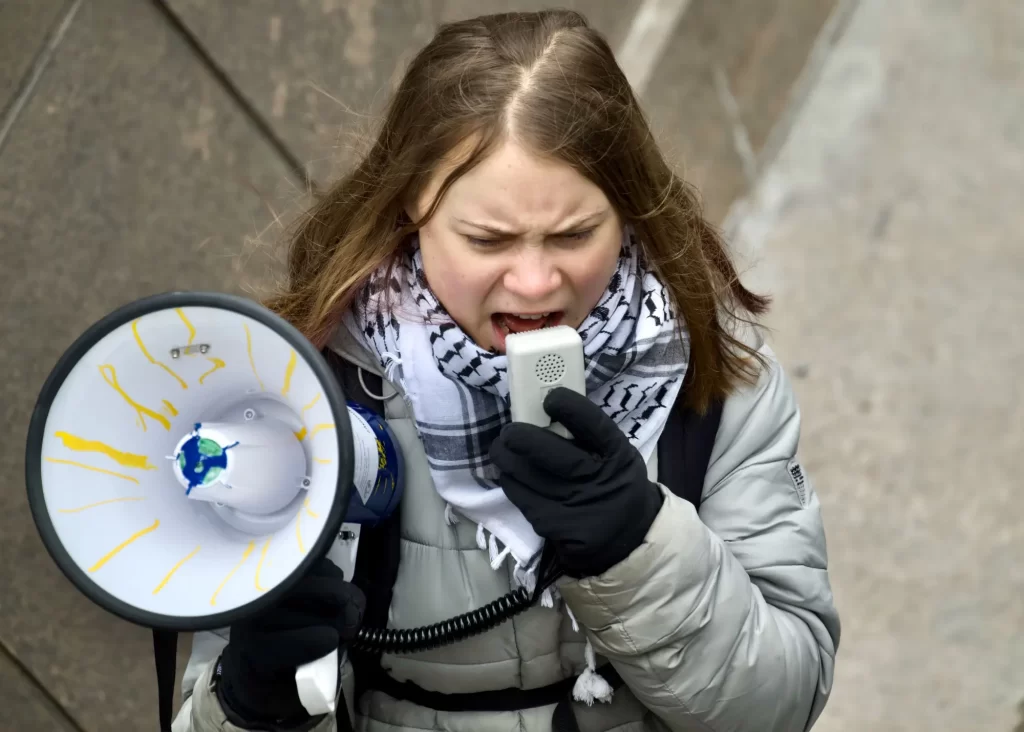 Gretu Thunberg následovalo mnoho mladých lidí. 