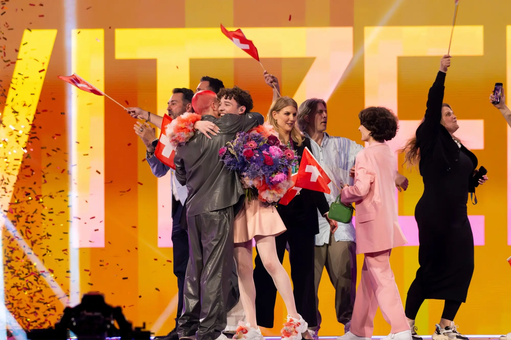 Objímající se finalisté v Eurovizi.