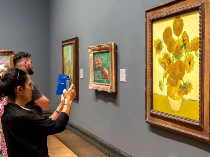 Lidé si prohlížejí olejomalbu „SUNFLOWERS“ od Vincenta van Gogha v Národní galerii