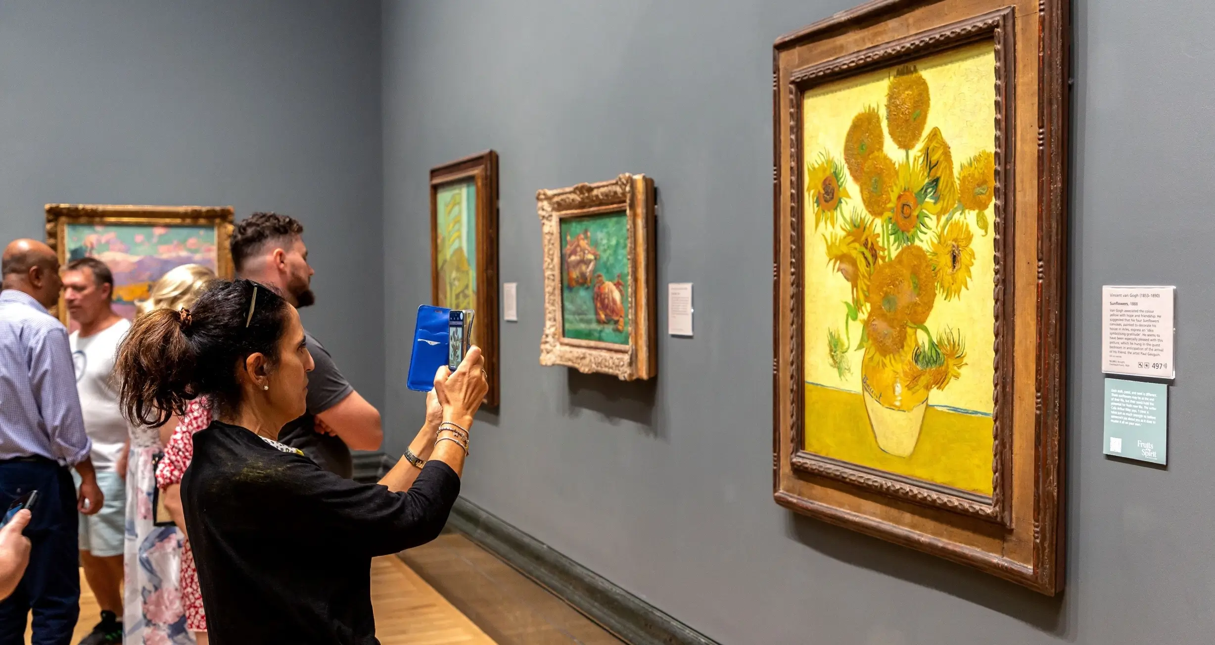 Lidé si prohlížejí olejomalbu „SUNFLOWERS“ od Vincenta van Gogha v Národní galerii