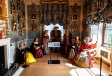 WARWICK, UK - 11. ČERVNA 2022: Šest manželek Jindřicha VIII. na hradě Warwick - je středověký hrad postavený Vilémem Dobyvatelem v roce 1068, UK