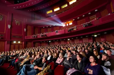 Plně obsazené hlediště kina