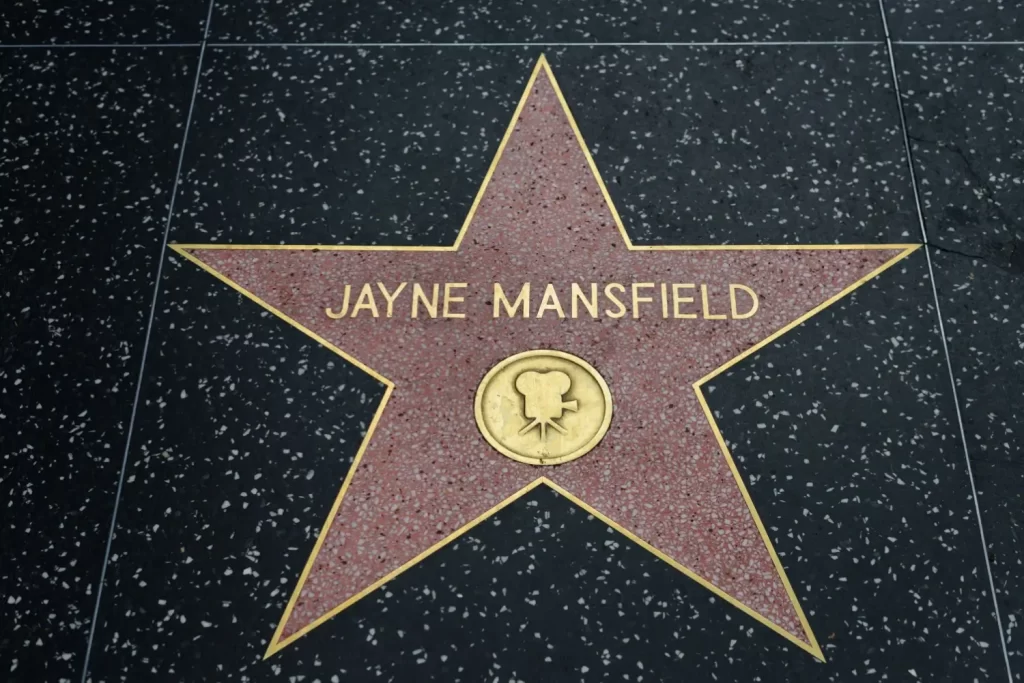 Detailní záběr na hvězdu Jayne Mansfield na hollywoodském Chodníku slávy