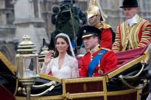 Kate Middleton a princ William po královské svatbě v roce 2011 zdraví davy z kočáru