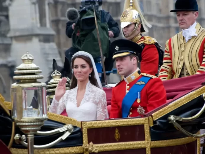 Kate Middleton a princ William po královské svatbě v roce 2011 zdraví davy z kočáru