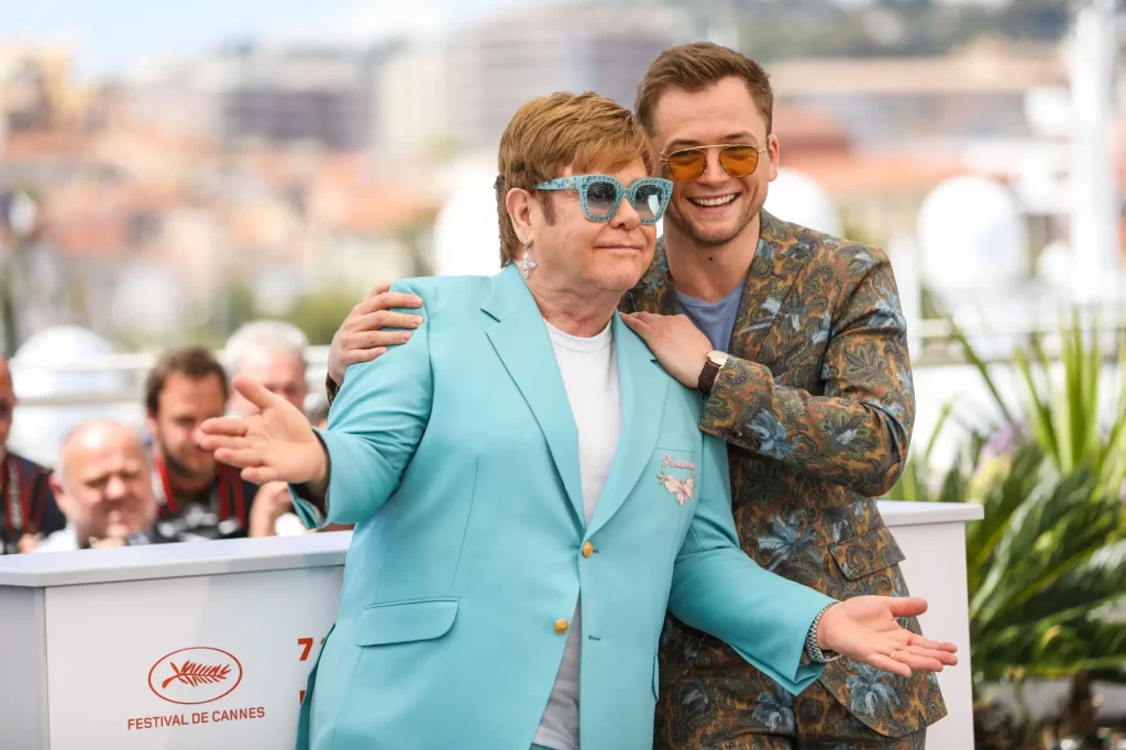 Pózují Elton John a herec Taron Egerton, který ho ztvárnil ve filmu Rocketman.