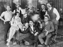 Skupina filmařů ze čtyřicátých let pózuje na fotografii