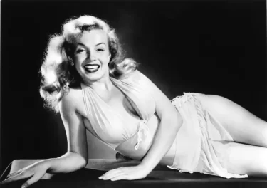 Černobílý portrét mladé Marilyn Monroe v ikonických šatech