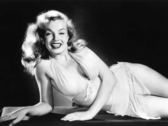 Černobílý portrét mladé Marilyn Monroe v ikonických šatech