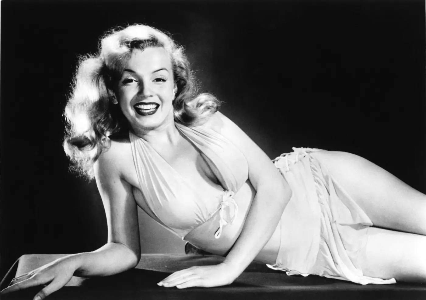 Černobílý portrét mladé Marilyn Monroe v ikonických šatech