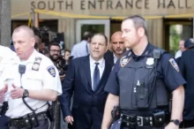 Harvey Weinstein odchází od soudu poté, co během projednávání obžaloby ze znásilnění a trestného činu pohlavního zneužívání u Nejvyššího soudu státu New York nepřiznal vinu