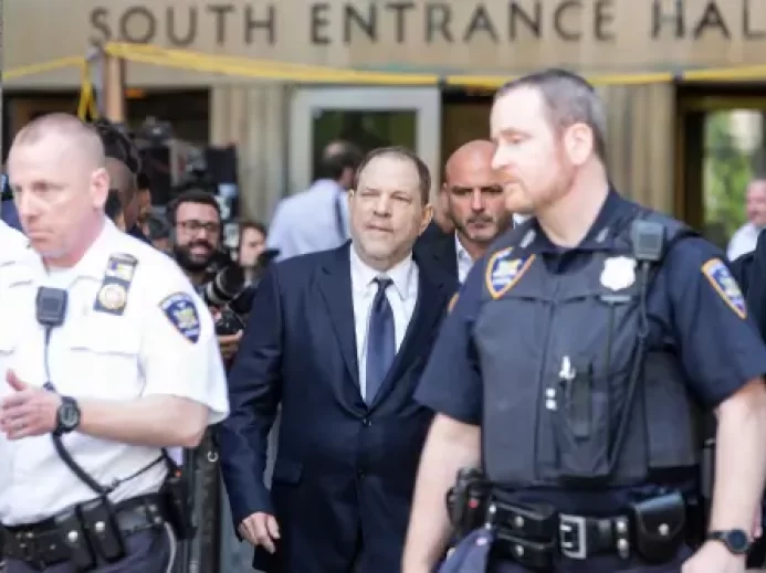 Harvey Weinstein odchází od soudu poté, co během projednávání obžaloby ze znásilnění a trestného činu pohlavního zneužívání u Nejvyššího soudu státu New York nepřiznal vinu