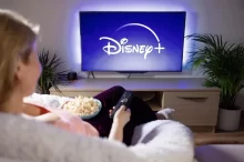 Sledování televize žena popcorn Disney