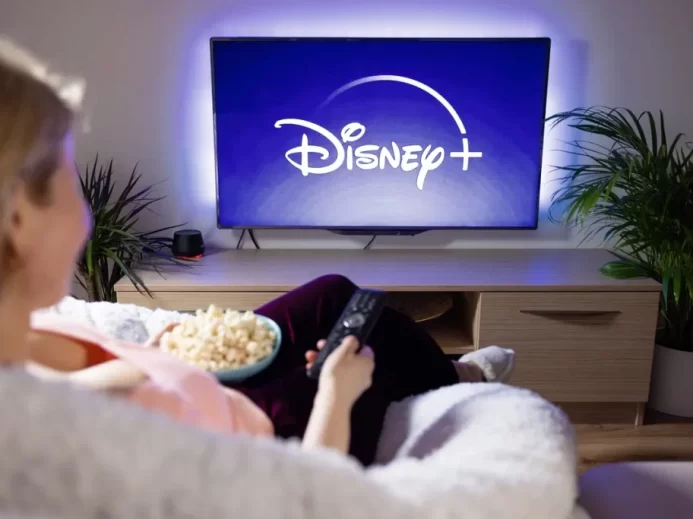 Sledování televize žena popcorn Disney