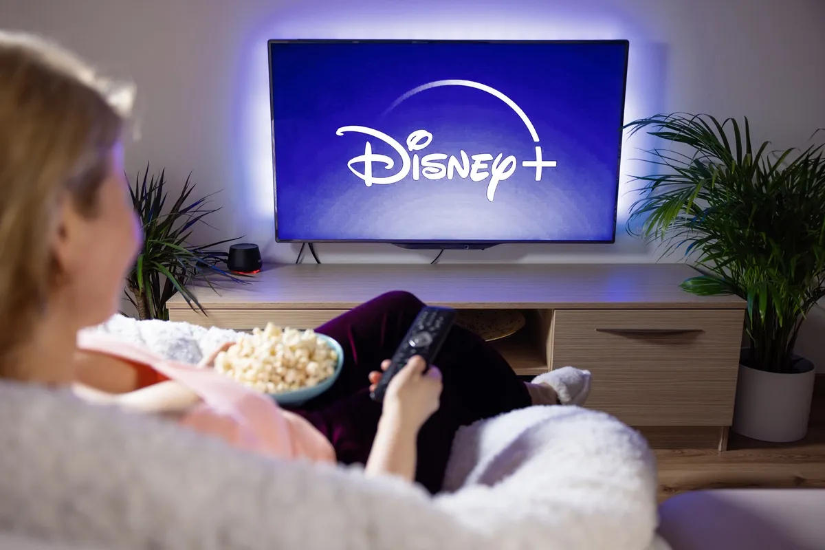 Sledování televize žena popcorn Disney