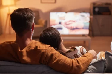 Pár se dívá na film