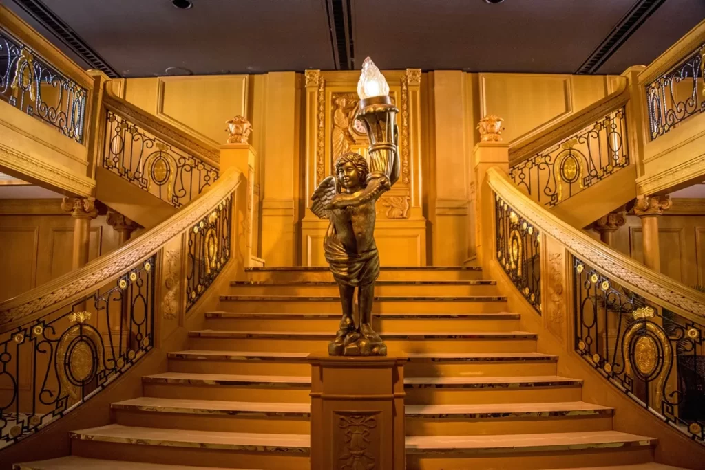 Interiér Titanic schodiště
