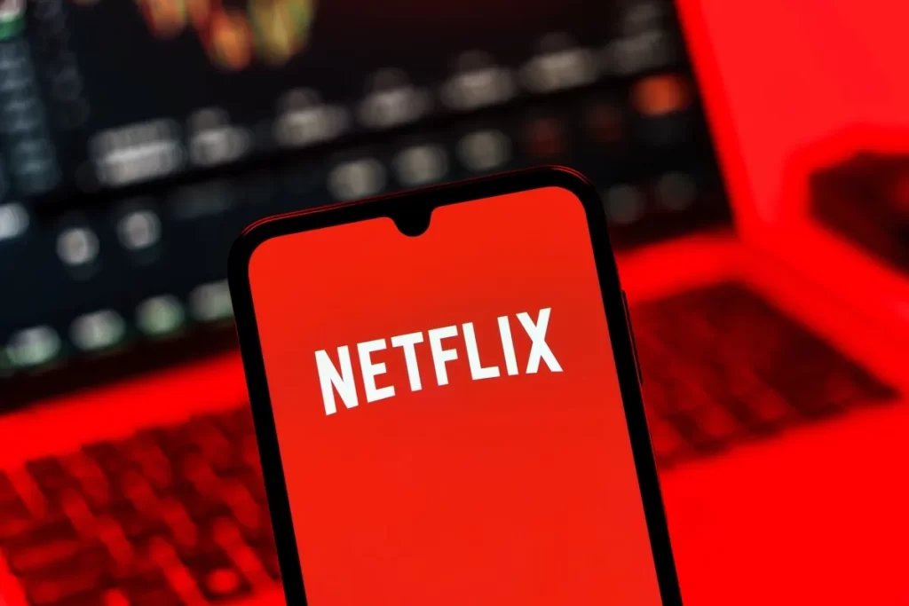 Netflix logo mobilní telefon notebook
