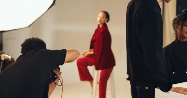 Žena pózuje před fotografem