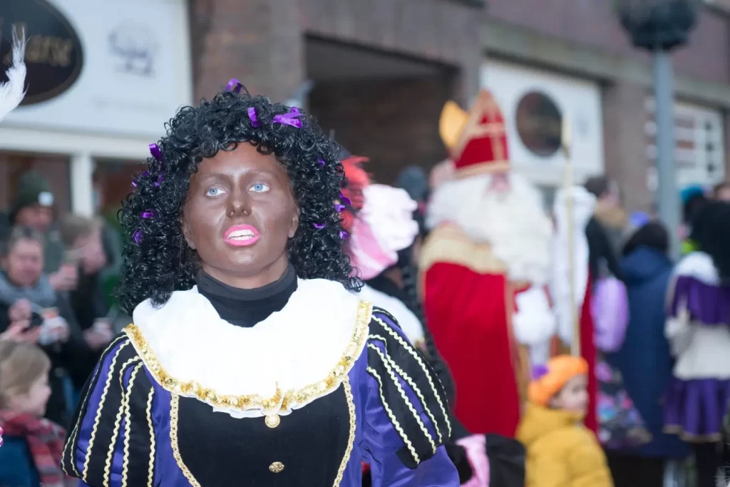 Maskovaná postava vzbuzuje kontroverze kvůli používání blackface 