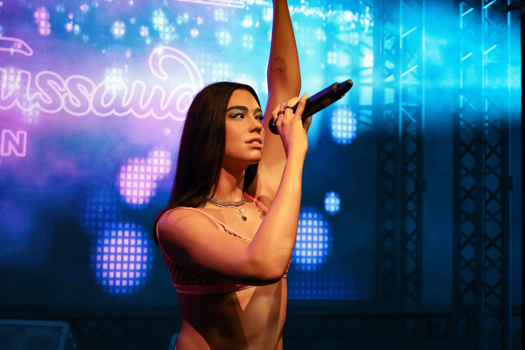 Dua Lipa při jednom ze svých vystoupení v Londýně.