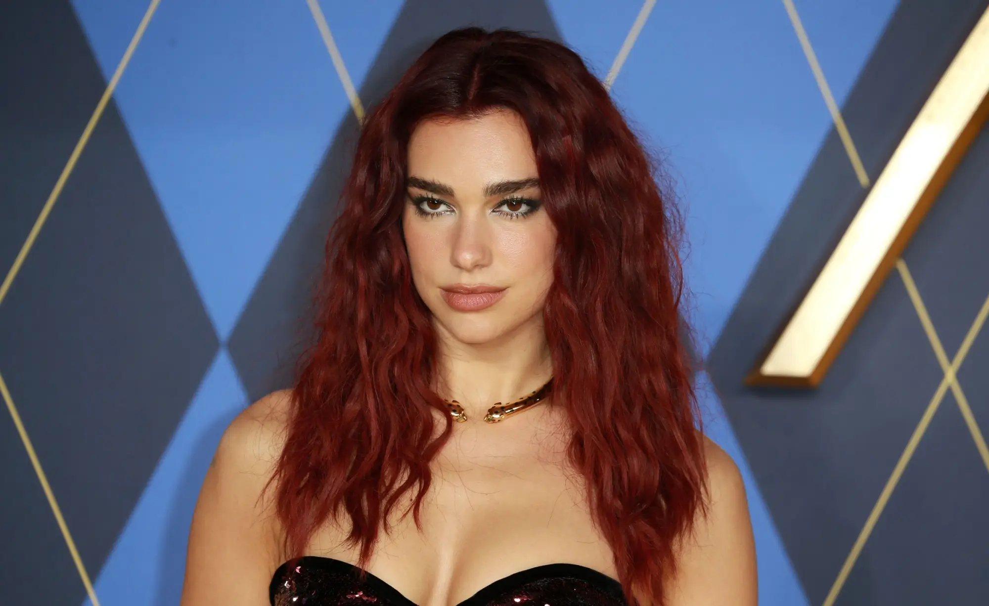 Dua Lipa fascinuje svým stylem.