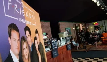 Návštěvnický prostor tematicky laděný do stylu kavárny Central Perk se stojanem s oficiálním plakátem seriálu Friends