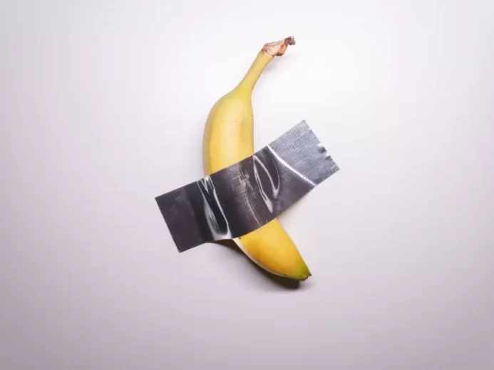 Banán přilepený páskou vyvolal velkou vlnu emocí. Přesně to se od umění očekává Maurizio Cattelan - Comedian