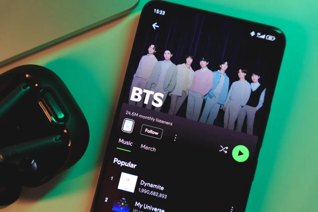Obrazovka mobilního telefonu s otevřeným profilem skupiny BTS na streamovací platformě Spotify