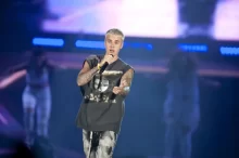 Zpěvák Justin Bieber zpívá na pódiu během koncertu