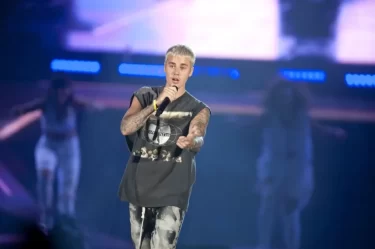 Zpěvák Justin Bieber zpívá na pódiu během koncertu