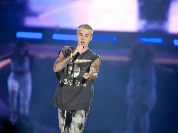 Zpěvák Justin Bieber zpívá na pódiu během koncertu