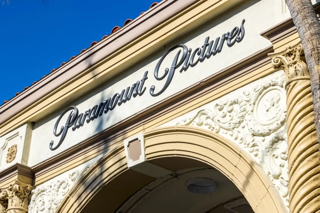 - VIPshow Vchod do studií Paramount Pictures s ozdobnou architekturou a nápisem na oblouku