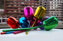 Barevná socha „Tulips“ od Jeffa Koonse vystavená ve veřejném prostoru, připomínající obří nafukovací balónky