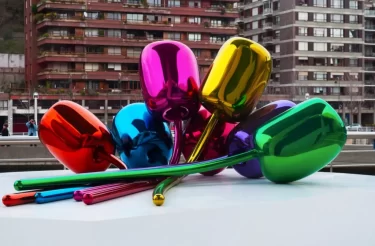 Barevná socha „Tulips“ od Jeffa Koonse vystavená ve veřejném prostoru, připomínající obří nafukovací balónky
