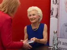 Eliška Hašková-Coledge při autogramiádě.