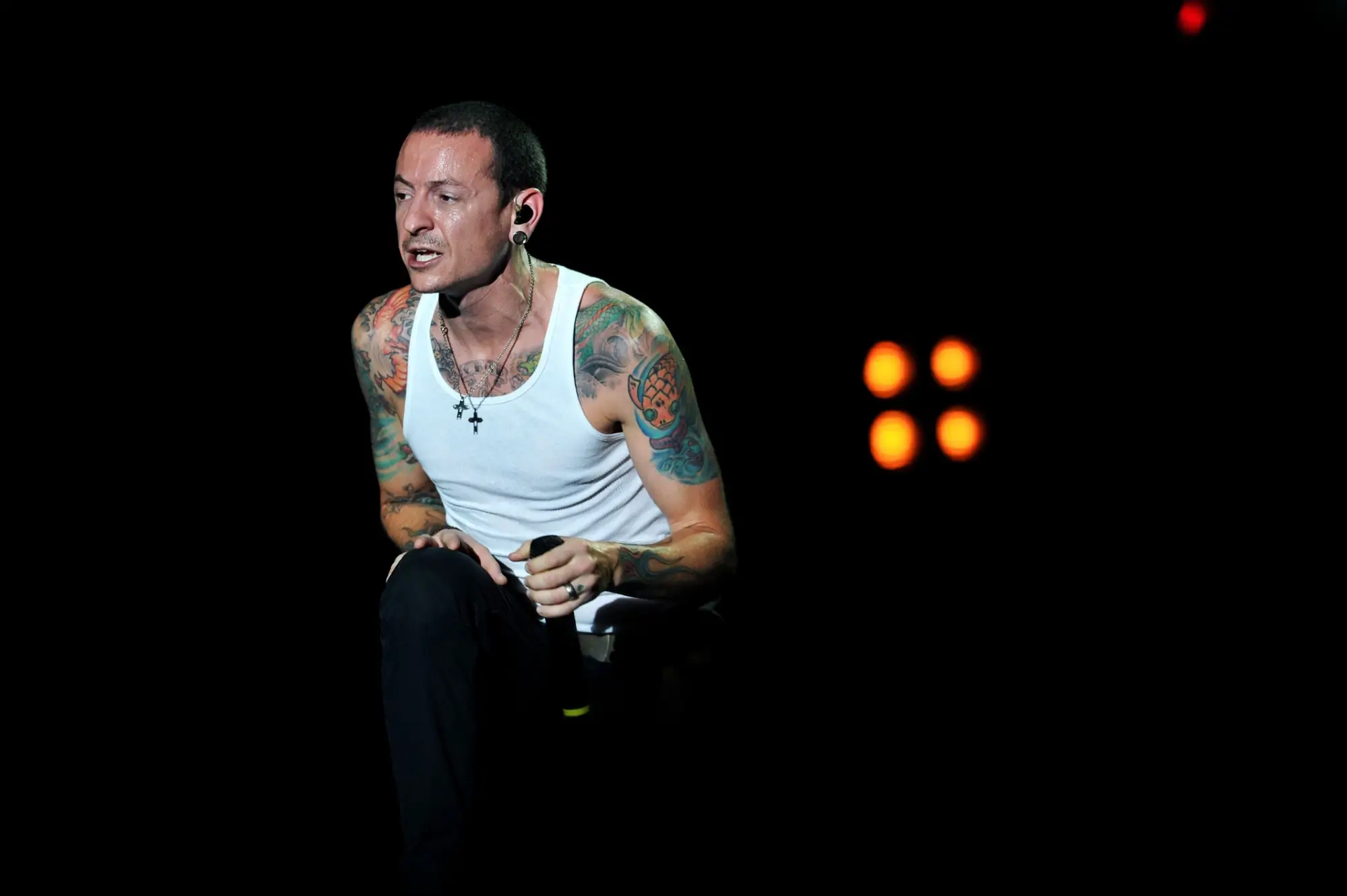 Chester Bennington na pódiu