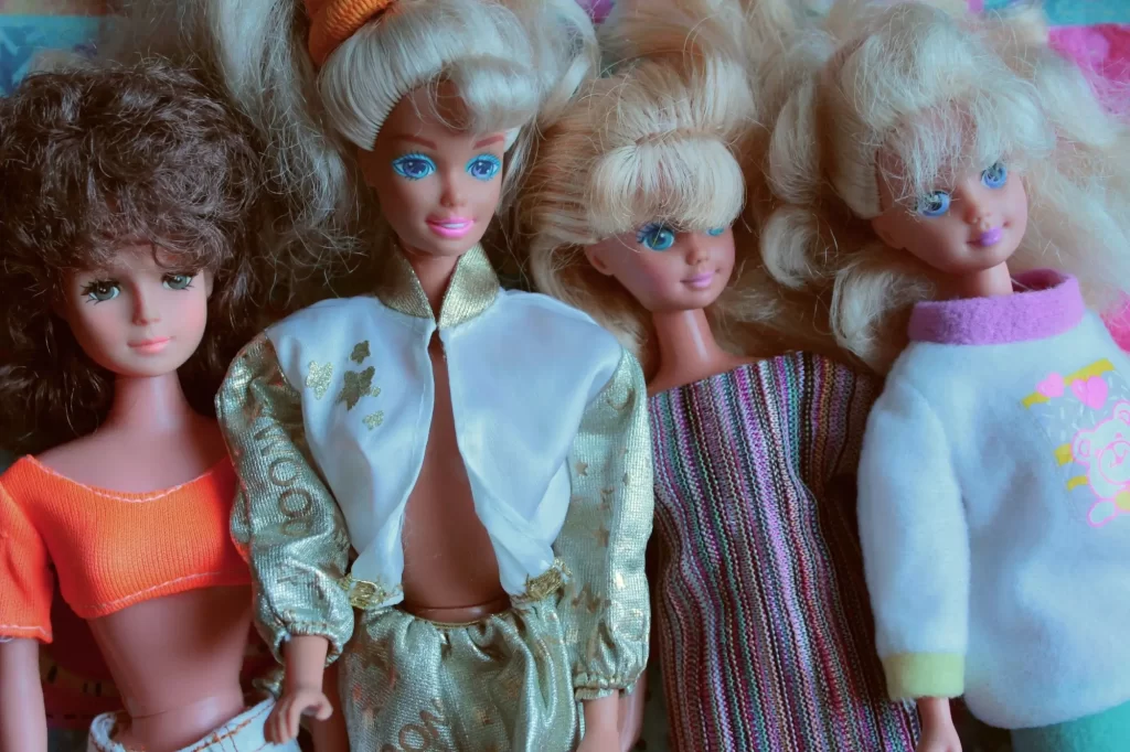 Čtyři vintage panenky Barbie, pravděpodobně z 80. a 90. let. 