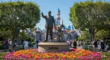 Socha Disneyho s Mickey Mousem v zábavním parku