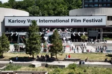 Pohled na vstup na FKV z dálky, se velkým nápisem Karlovy Vary International Film Festival