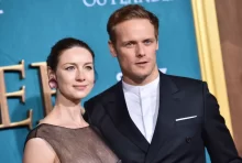 Hlavní představitelé seriálu Outlander pózují fotografům