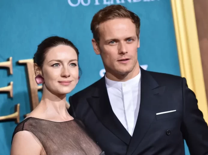 Hlavní představitelé seriálu Outlander pózují fotografům